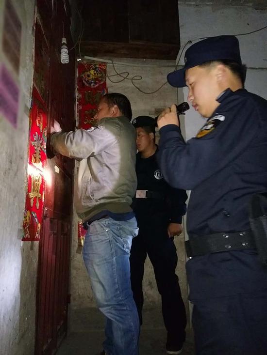 铜陵粗心妈妈误将幼女锁家中 民警全城寻开锁师傅开门